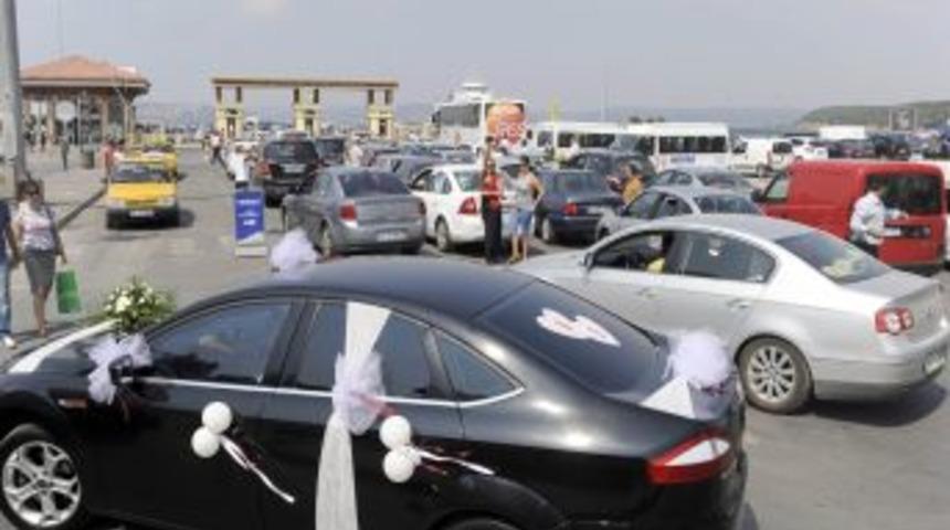 &Ccedil;anakkale&rsquo;de tatilcilerin araba kuyruğu devam ediyor