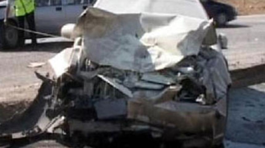 Otomobil ve kamyonet &ccedil;arpıştı: 2 &ouml;l&uuml;