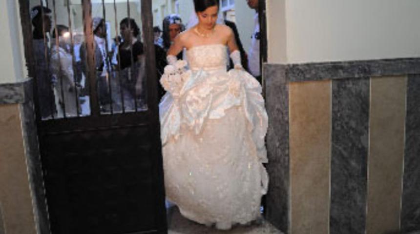 Halayda ayağa basma kavgası