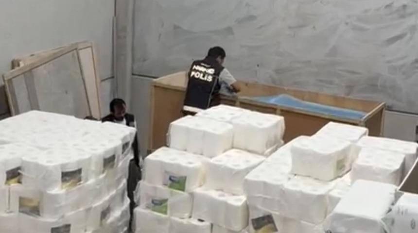 Mersin'de imalathaneye operasyonda 100 bin sentetik ecza hapı ele ge&ccedil;irildi