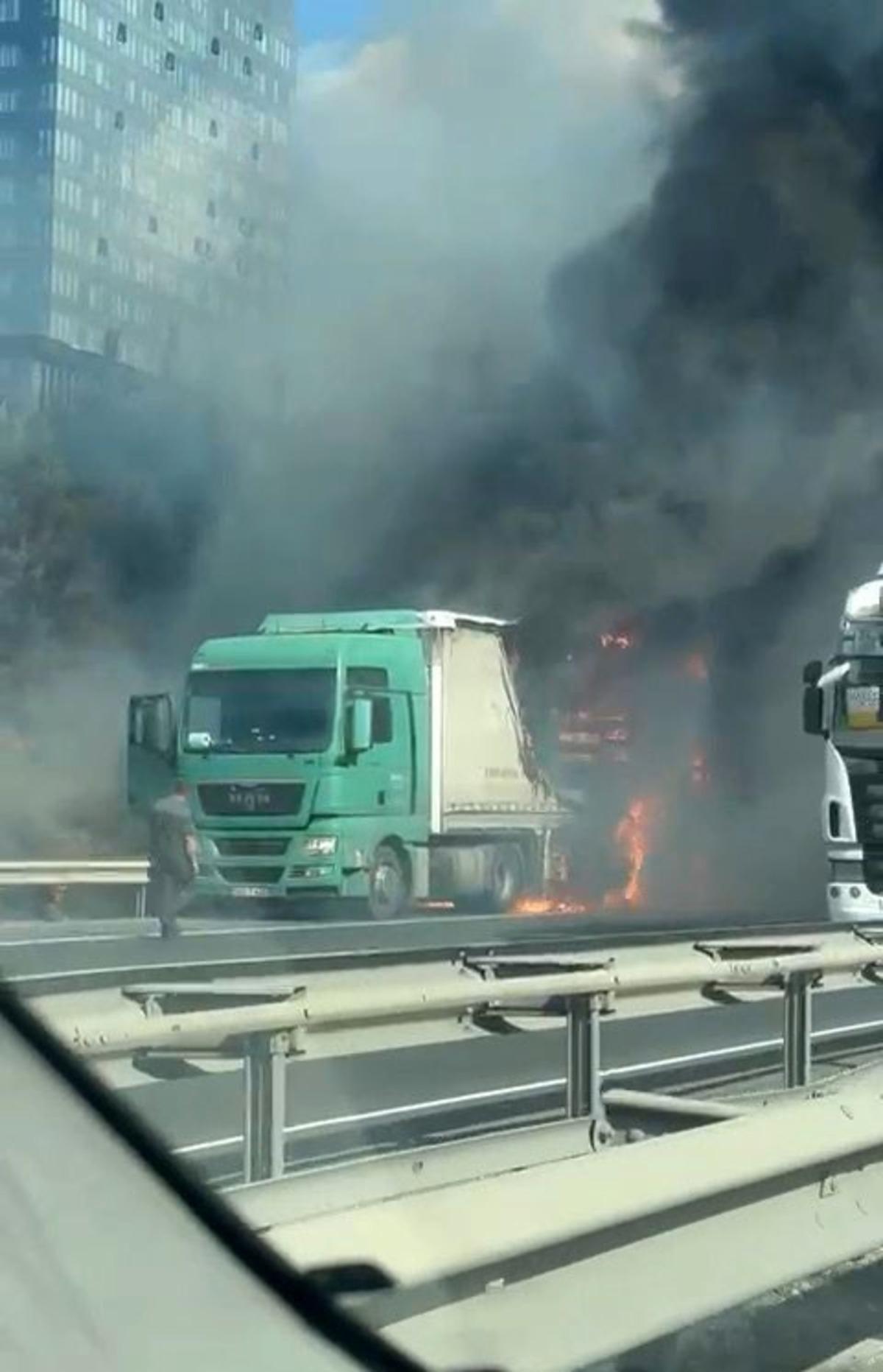 Son dakika | TEM Otoyolu nda kapkara dumanlar yükseliyor: TIR da yangın çıktı! Edirne istikameti trafiğe kapandı 5