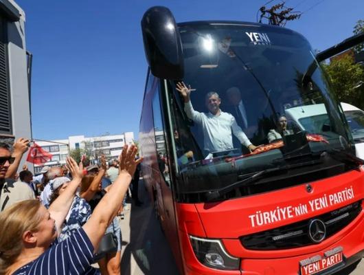 Yeni Parti'de isim değişikliği mi olacak? &Ouml;zg&uuml;r &Ouml;zel a&ccedil;ıkladı!