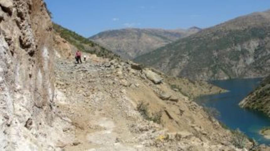 Yol yapımında kayalar dinamitle patlatılıyor