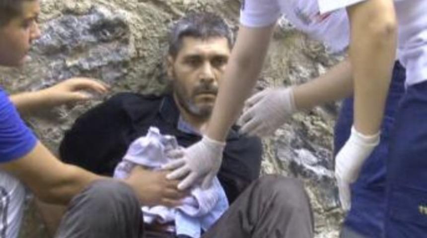 K&ouml;pek kavgası kanlı bitti: 2 yaralı