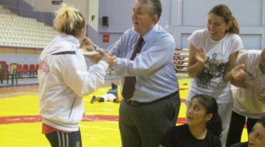 Bayanların idmanında doğum günü sürprizi