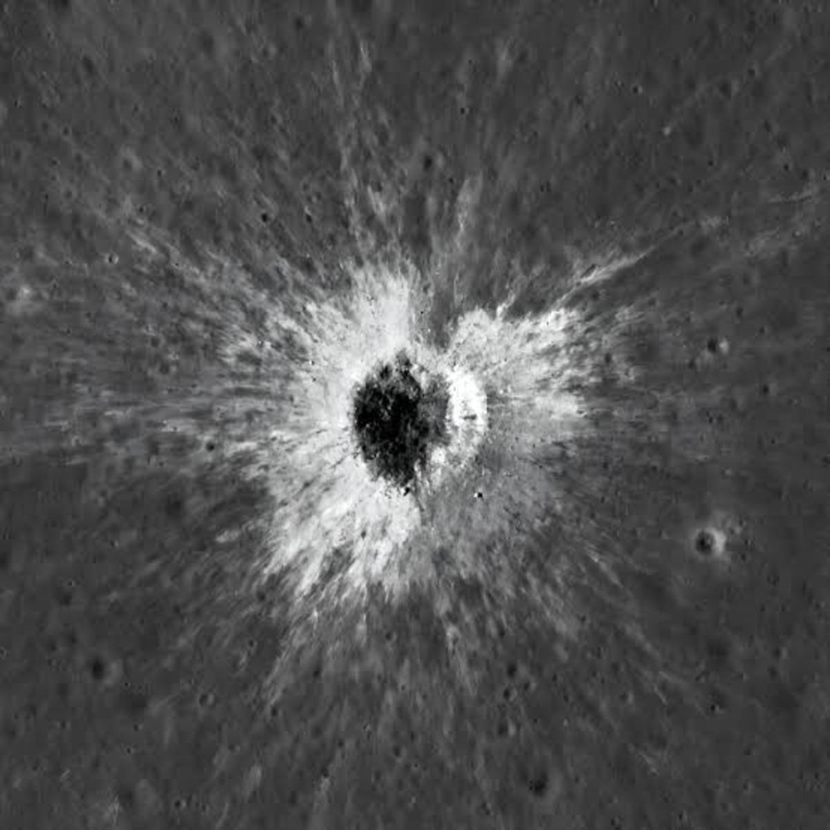 NASA bile şaşkın: Ay da 222 metrelik devasa krater keşfedildi! 2