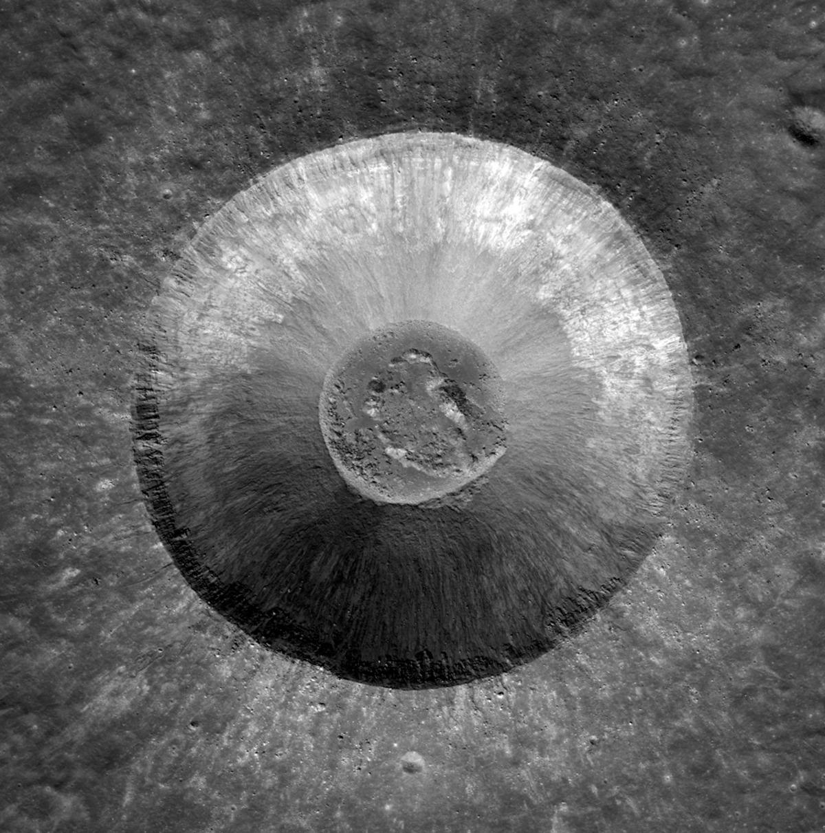 NASA bile şaşkın: Ay da 222 metrelik devasa krater keşfedildi! 1