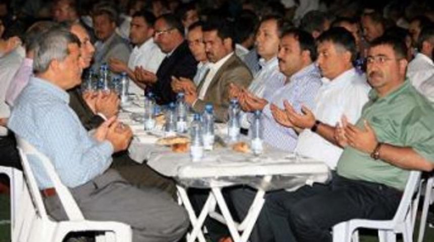 Binlerce kişi stadyumda iftar a&ccedil;tı