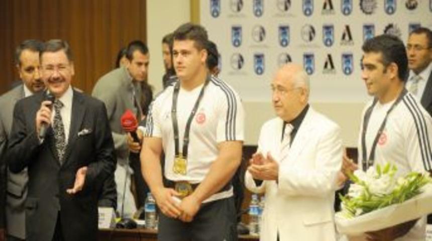 Başkan G&ouml;k&ccedil;ek&rsquo;ten şampiyon g&uuml;reş&ccedil;ilere &ouml;d&uuml;l