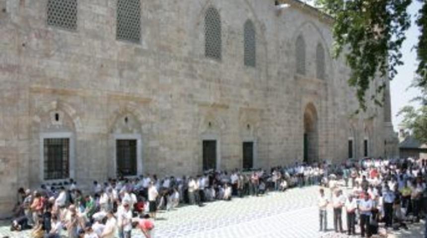 Ramazan'ın ilk cuma namazında tarihi camiler tıklım tıklım doldu