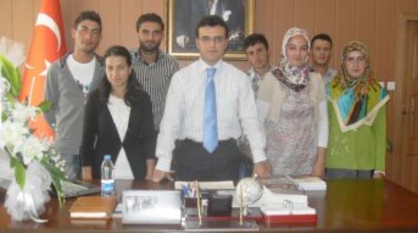 Kaymakam G&uuml;rsoy'un desteğiyle &uuml;niversiteli olan gen&ccedil;lerden teşekk&uuml;r ziyareti
