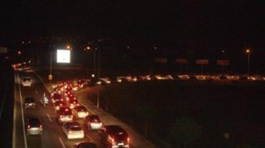 Bayram d&ouml;n&uuml;ş&uuml; Yalova'da kuyruklar 14 kilometreye ulaştı