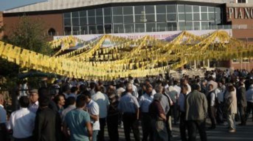 BDP'liler, kongrenin yapılacağı salona gelmeye başladı