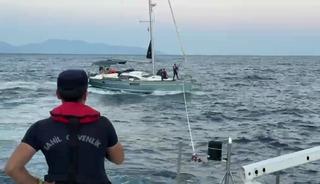 Motoru arızalanıp s&uuml;r&uuml;klenen teknedeki İsrail uyruklu 2 kişiyi Sahil G&uuml;venlik ekipleri kurtardı