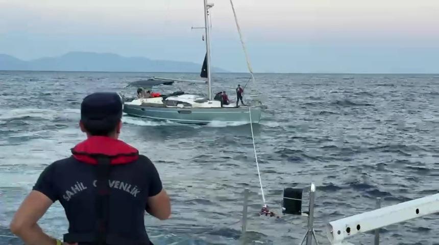Motoru arızalanıp s&uuml;r&uuml;klenen teknedeki İsrail uyruklu 2 kişiyi Sahil G&uuml;venlik ekipleri kurtardı