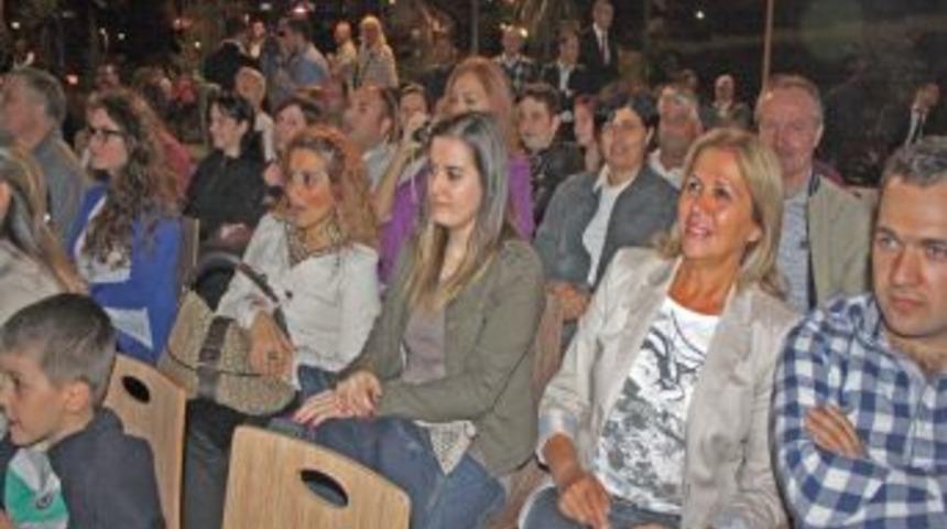 Doktorlar ve sağlık &ccedil;alışanlarının oluşturduğu korodan m&uuml;zik ziyafeti sundu