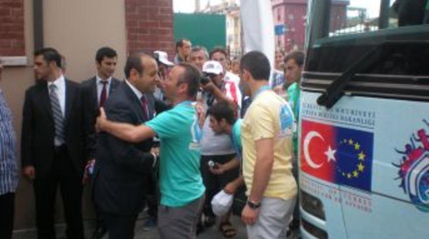 Bakan Bağış, Avrupa'ya giden gen&ccedil;lerin ardından su d&ouml;kt&uuml;