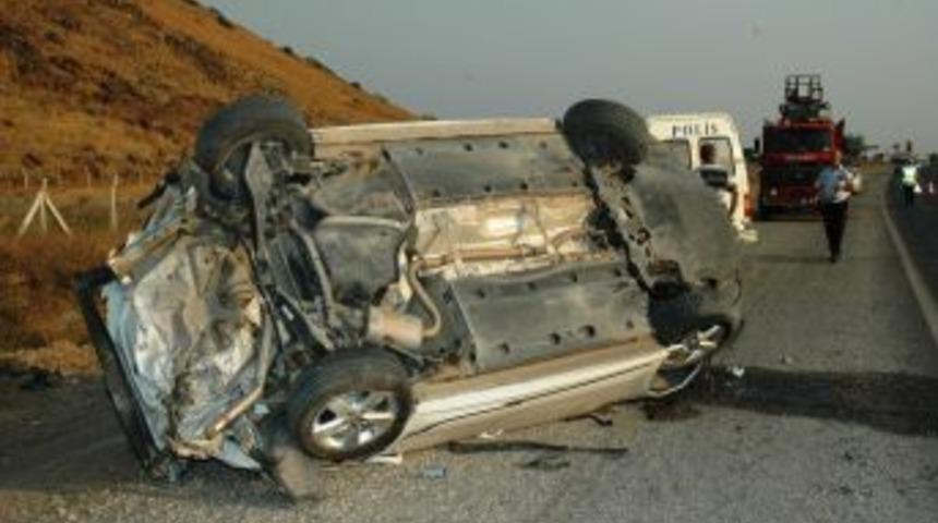 Osmaniye&rsquo;de &uuml;&ccedil; arkadaşı trafik kazası ayırdı