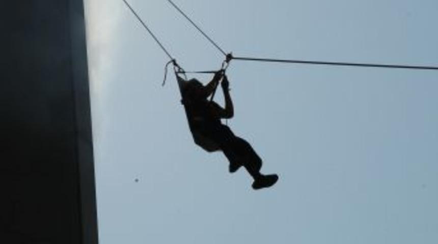 İzmir İtfaiyesi&rsquo;nden ger&ccedil;eği aratmayan tatbikat