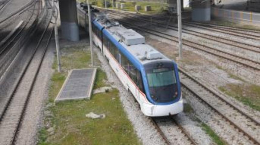 Trene atılan taşlar, 768 bin İzmirliyi yolda bıraktı