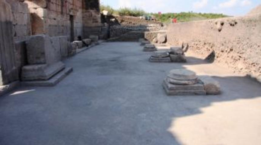 T&uuml;rkiye&rsquo;de en b&uuml;y&uuml;k mozaik yapı Kibrya'da bulundu