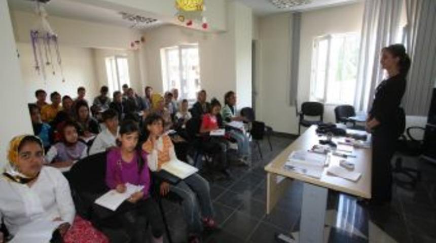 Erzurum'da Afgan m&uuml;ltecilere T&uuml;rk&ccedil;e okuma-yazma kursu veriliyor