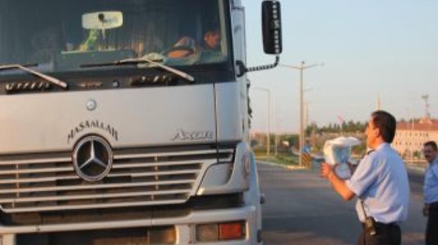 Zabıta s&uuml;r&uuml;c&uuml;lere iftariyelik dağıtıyor