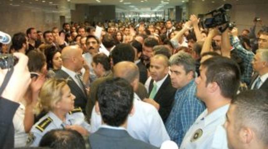 Avukatların kovaladığı sivil polis, camdan &ccedil;ıkartılarak ka&ccedil;ırıldı