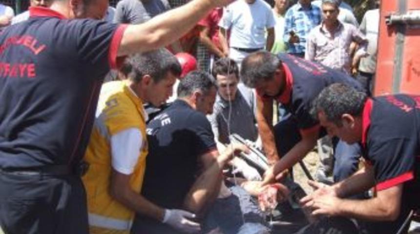 Kontyenır otomobilin &uuml;st&uuml;ne d&uuml;şt&uuml;: 3 &ouml;l&uuml;, 1 yaralı