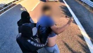 Avrupa'da dehşeti yaşadı! T&uuml;rk tırına silahla saldırıp gasbettiler
