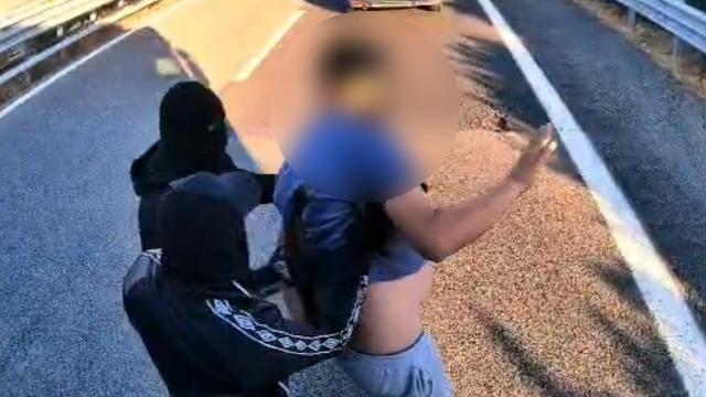 Avrupa'da dehşeti yaşadı! T&uuml;rk tırına silahla saldırıp gasbettiler