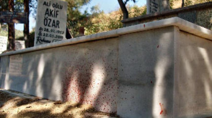 Babasının mezarı başında intihar etti