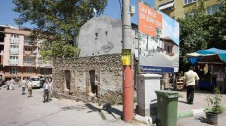 70 yıldır imalathane olarak kullanılan &Ccedil;ukur Mescit g&uuml;n y&uuml;z&uuml;ne &ccedil;ıkıyor