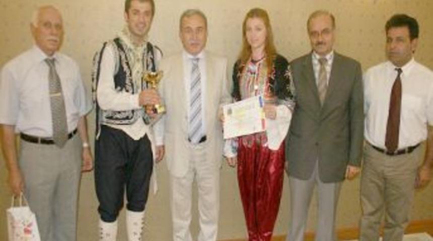Vali B&uuml;y&uuml;k, 8 &uuml;lke arasında birinci olan folklorcuları kutladı