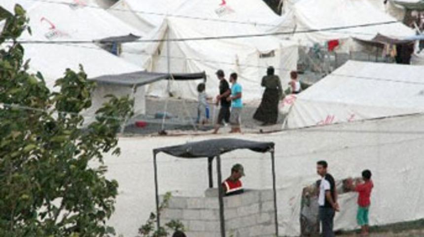 &Ccedil;adır kentte kavga: 3'&uuml; polis 7 yaralı