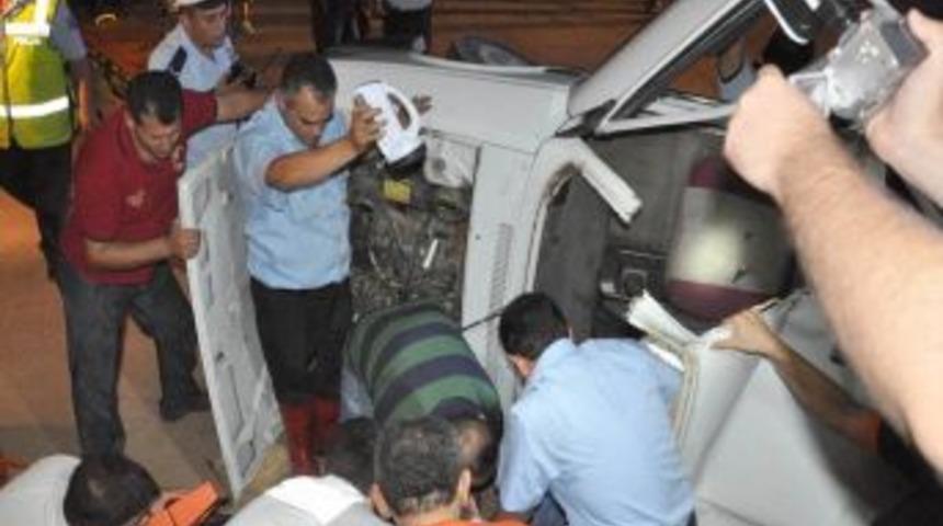 Takla atan ara&ccedil;ta sıkışan &uuml;&ccedil; kişi g&uuml;&ccedil;l&uuml;kle kurtarıldı