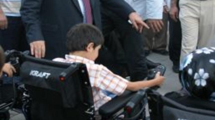 Engelli vatandaşlara 15 ak&uuml;l&uuml; araba dağıtıldı