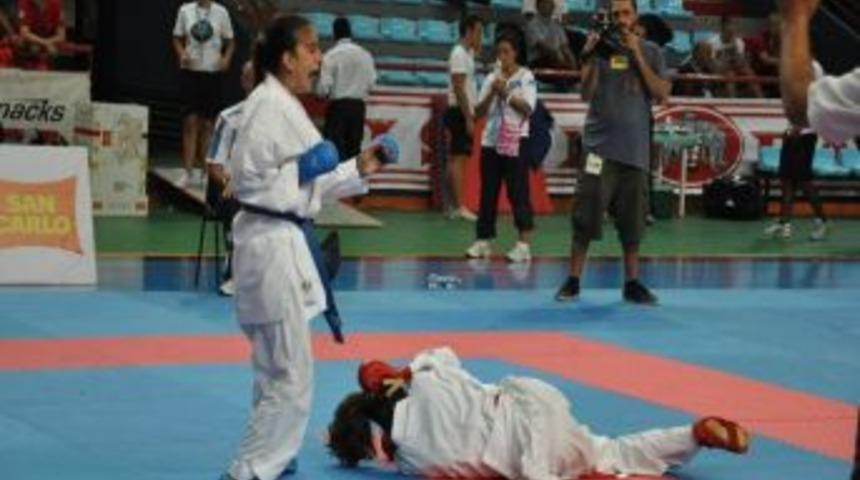 B&uuml;şra Tosun, &Uuml;mit Gen&ccedil; Akdeniz Karate Turnuvası'nda birinci oldu