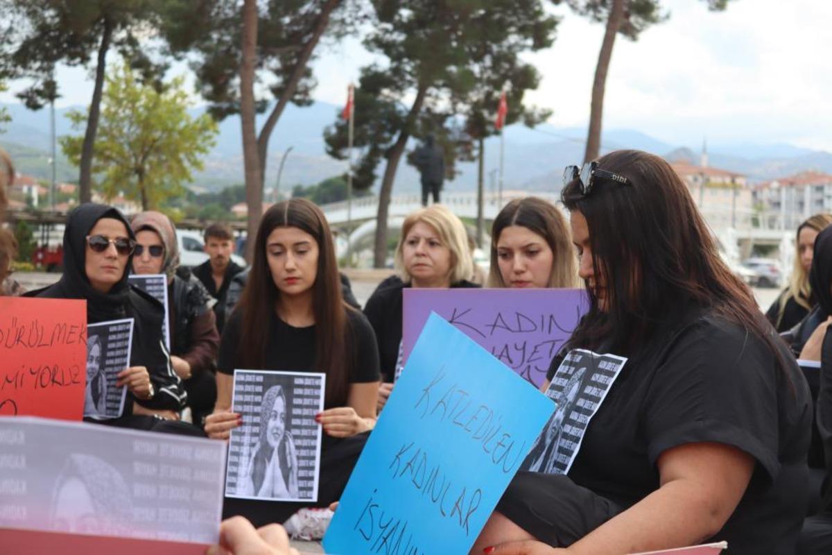 &Ccedil;orum da &ouml;ld&uuml;r&uuml;len Yasemin Yanık i&ccedil;in oturma eylemi 1