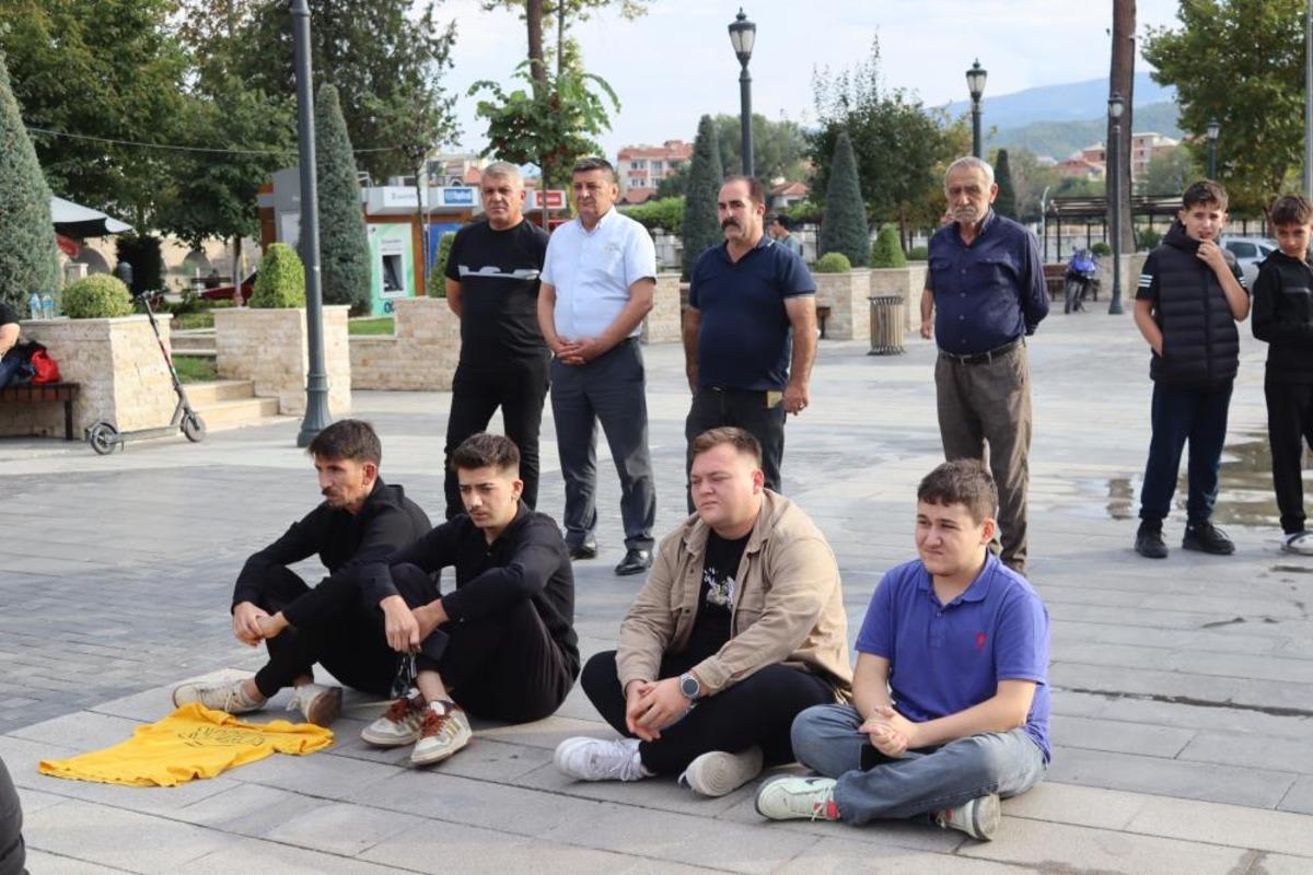 &Ccedil;orum da &ouml;ld&uuml;r&uuml;len Yasemin Yanık i&ccedil;in oturma eylemi 2