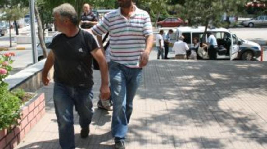 Ka&ccedil;ak g&ouml;&ccedil;menleri bırakıp arabasını tamire g&ouml;t&uuml;r&uuml;nce yakalandı