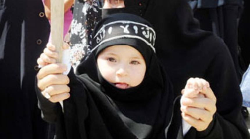 'Kızları okula tesett&uuml;rl&uuml; g&ouml;nderin' &ccedil;ağrısı