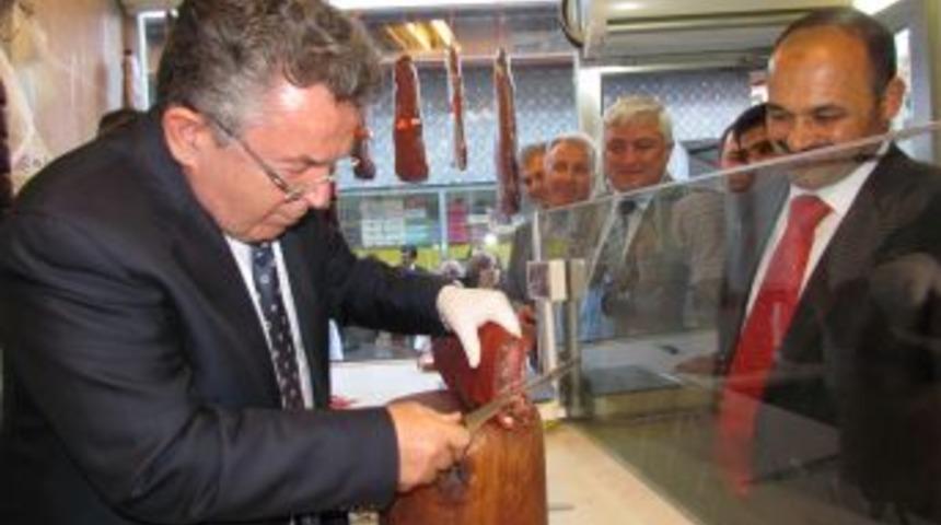 YÖK Başkanı Özcan, Kastamonu'da pastırma doğradı