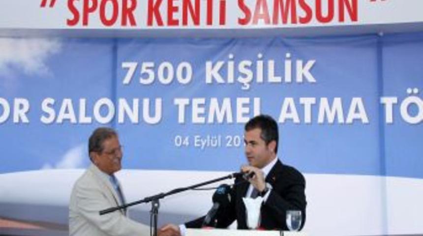 Bakan Kılı&ccedil;, spor salonunun erken bitirilmesi i&ccedil;in m&uuml;teahhitle pazarlık yaptı