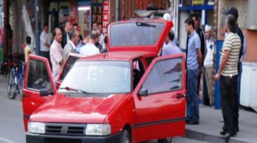 Sokak ortasında bırakılan ara&ccedil; korkuttu