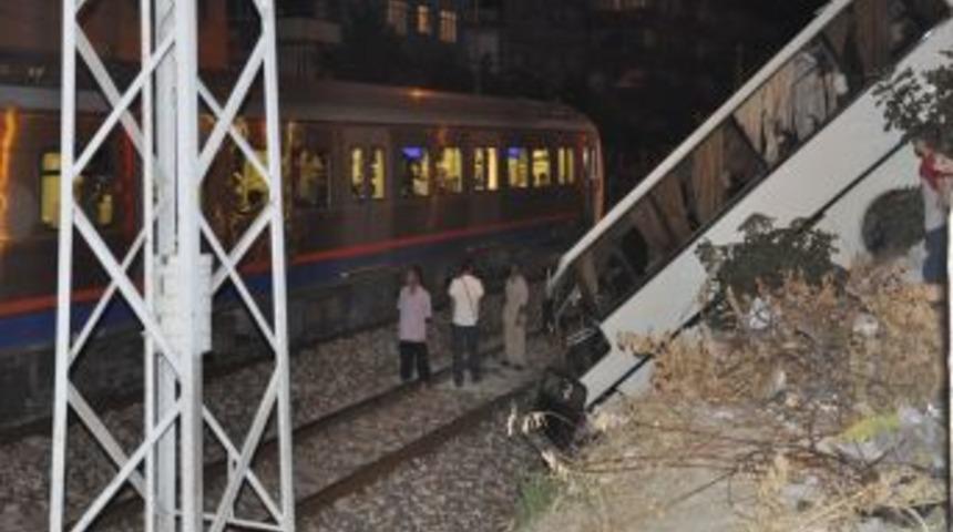 Freni boşalan minib&uuml;s tren yoluna girdi