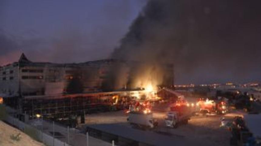 &Ccedil;ayırova'daki fabrika yangını kontrol altına alındı