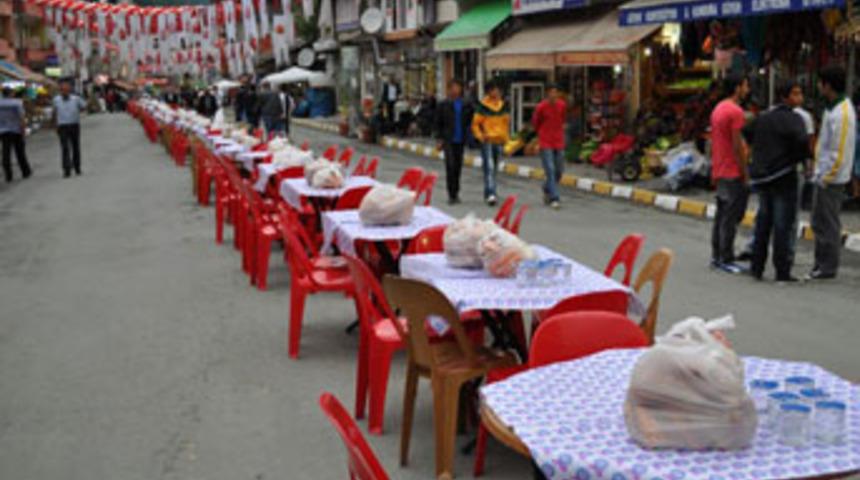 İki kilometrelik iftar sofrası
