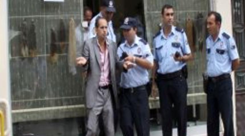 Kuaf&ouml;rde u&ccedil;ucu madde &ccedil;eken şahıs, polise k&ouml;peği ile direndi