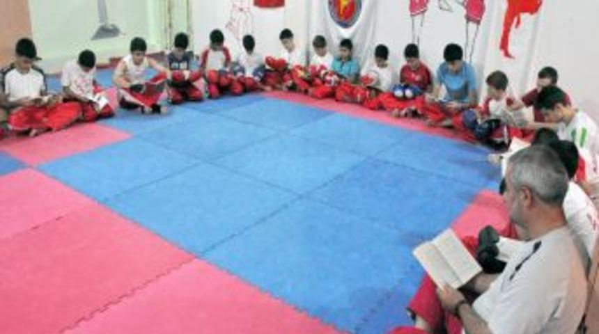 &Ouml;fke kontrol&uuml; i&ccedil;in her antrenman &ouml;ncesi kitap okuyorlar